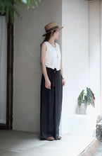 將圖片載入圖庫檢視器 Le'OKAMI Tencel-linen wrap pants unisex

