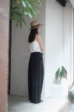 將圖片載入圖庫檢視器 Le'OKAMI Tencel-linen wrap pants unisex
