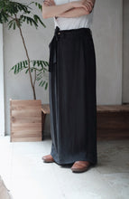 將圖片載入圖庫檢視器 Le'OKAMI Tencel-linen wrap pants unisex
