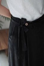 將圖片載入圖庫檢視器 Le'OKAMI Tencel-linen wrap pants unisex
