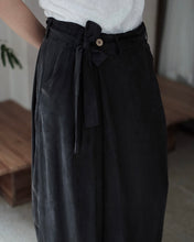 將圖片載入圖庫檢視器 Le'OKAMI Tencel-linen wrap pants unisex
