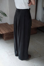 將圖片載入圖庫檢視器 Le'OKAMI Tencel-linen wrap pants unisex
