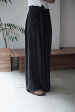 將圖片載入圖庫檢視器 Le'OKAMI Tencel-linen wrap pants unisex
