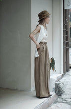 將圖片載入圖庫檢視器 Le'OKAMI Tencel-linen wrap pants unisex
