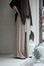 將圖片載入圖庫檢視器 Le'OKAMI Tencel-linen wrap pants unisex
