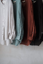 將圖片載入圖庫檢視器 Le'ElZA linen summer shirt w/pockets unisex
