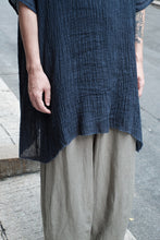 將圖片載入圖庫檢視器 Le'UKIDA linen long top w/pockets unisex
